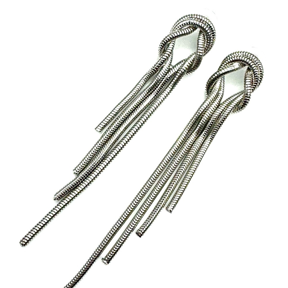 🩶 Shiny silver tone earrings! 🩶